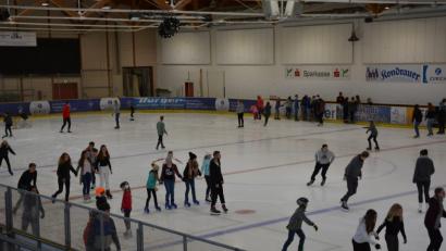 Bild: jr
Öffentlicher Eislauf ist der Renner in der Eissporthalle.