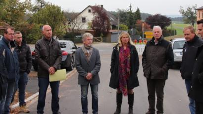 Bild: Thomas Dobler
In Lissenthan wurde ein knapp ein Kilometer langes Stück der Kreisstraße SAD 27 nach seinem Ausbau für den Verkehr freigegeben. Zu dem Termin hatten sich unter anderem Landrat Thomas Ebeling (rechts) und Heidi Eckl als Dritte Bürgermeisterin der Stadt Nabburg eingefunden.
