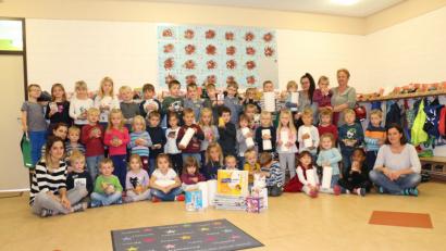 Bild: rpp
So sehen Igelpaten aus. Die Kinder des Kinderhauses Pusteblume starten eine Sammelaktion und übergeben die zahlreichen Spenden zur Igelaufzucht für Erika Passon an OM-Mitarbeiterin Christine Rupprecht.