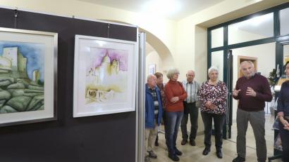 Bild: Wolfgang Steinbacher
Die neue Ausstellung im Maria-Seltmann-Haus ist eröffnet. Hausleiterin Susanne Meichner und Künstler Ernst Umann (von rechts) beschreiben die Werke.