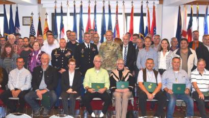 Bild: bö
44 Arbeitsjubilare bringen es auf 1025 Dienstjahre am US-Standort Hohenfels. Dazu gratulierten neben Garrison Manager Bavaria, Oberst Adam Boyd, auch die Bürgermeister der Truppenübungsplatz-Randgemeinden und Deputy Garrison Manager Michael Mathews.