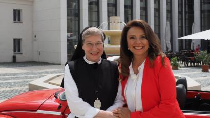 Bild: tr
Uschi Dämmrich von Luttitz und Äbtissin Laetitia (von rechts).