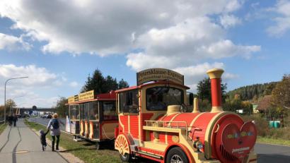 Bild: Gewerbering Pressath
Wer will, kann beim Marktsonntag in Pressath eine Runde mit der Bimmelbahn drehen.