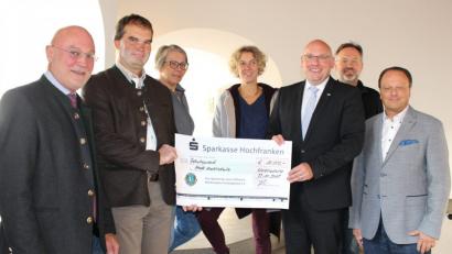 Bild: fphs
Übergabe des symbolischen Schecks über 10.000 Euro. Im Bild von links Lions-Präsident Hans Blüml, Flavio Hermann, Anne Plötz vom Architekturbüro Schlinger, Künstlerin Annette Hähnlein, Oberbürgermeister Oliver Weigel, Peter Kuchenreuther und Erwin Jahreis.