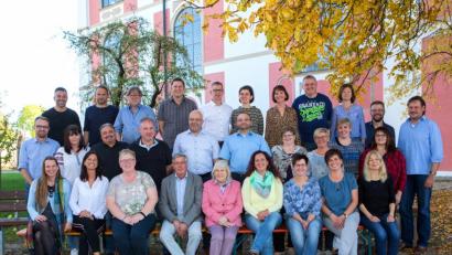 Bild: exb/Foto-Ott
Ein Klassentreffen muss nicht immer ein vollgestopftes Programm haben. Die Eschenbacher Abc-Schützen des Jahres 1978 legen jedenfalls Wert auf Begegnung und Unterhaltung. Unser Bild zeigt die „78er“ mit Rektor a. D. Otmar Buchmann und der ehemaligen Klassenlehrerin Christl Nußstein (vorne, Vierter und Fünfte von links.)