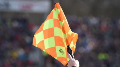 Bild: Uli Deck/dpa
Wenn der Linienrichter die Fahne hebt, sind auf den Zuschauerrängen nicht immer alle einverstanden. In Freudenberg war das am Sonntag so - damit wurde ein Fußballspiel Thema im Polizeibericht.