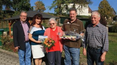 Bild: wro
Mit einer Fischplastik und Blumen gratulieren Belinda und Josef Bächer (Zweite von links und rechts) ihren treuen Urlaubsgästen Klaus und Gretl Lindenberg (Zweiter von rechts und Dritte von rechts). Bürgermeister Toni Dutz (links) überreicht ein Fischkochbuch.