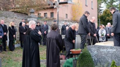 Bild: le
Eine große Trauergemeinde gibt dem früheren Bürgermeister der Gemeinde Grafenreuth, Willibald Bock, im evangelischen Friedhof das letzte Geleit.