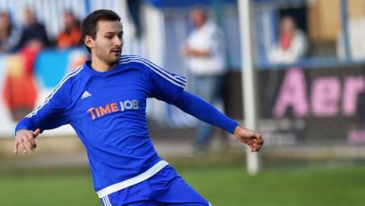 Bild: A. Schwarzmeier
Auch das noch: Konstantin Graßl bestreitet in Bach sein vorerst letztes Spiel für den SV Etzenricht. Studienbedingt muss der Innenverteidiger für den Rest der Spielzeit passen.