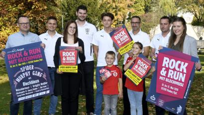 Bild: Petra Hartl
Die AZ begleitet das Event als Medienpartner. Vorne, von links: Markus Müller (Reporterchef AZ), Patricia Kemmeter, Raphael Poh, Annemarie Poh, Franziska Wilfurth (Mediaberaterin AZ); hinten, von links: Sebastian Kemmeter, Matthias Weigert, Pascal Hirteis, Michael Poh und Hans Fischer.