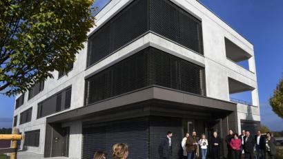 Bild: Petra Hartl
Am Freitag erfolgte die offizielle Einweihung der neuen Firmenzentrale von Englhard in Ammerthal.