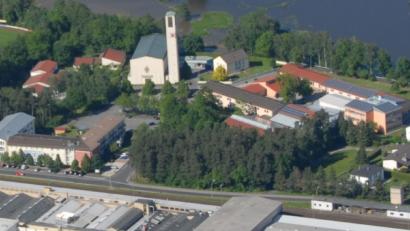 Bild: Michael Ascherl
Die zwischen Seniorenheim und Schule an der Pfarrer-Schreyer-Straße geplante Mehrzweckhalle wird aufgrund der Finanzsituation noch etwas auf sich warten lassen.