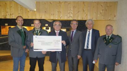 Bild: jzk
Kassier Karl Danzer (rechts) sowie die Schützenmeister Ely Eibisch und Florian Traßl danken Landrat Wolfgang Lippert, Bürgermeister Werner Nickl und Vorstandsvorsitzendem Ludwig Zitzmann (von links) für die Spenden zur Modernisierung des Schießstandes.