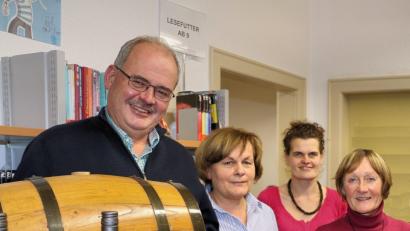 Bild: bsc
Bürgermeister Gottfried Härtl und das Büchereiteam mit Gabi Härtl, Bianka Flügel und Monika Seidel (von links) freuen sich auf viele Gäste beim Wein-Lese-Abend.