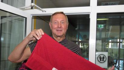 Bild: ubb
Bevor er im Hallenbad verschwindet, zeigt Franz Schmid stolz sein Badetuch mit dem eingestickten Namen, das ihm eine Mitterteicherin nach unserem Zeitungsberichts mit Titel "Freibad-Franz schlägt sie alle" geschenkt hat.