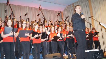 Bild: du
Wolfgang Ziegler und der Teeniechor stehen bereit: Am Samstag, 3. November, steigt um 19 Uhr das 14. Jahreskonzert in der Mehrzweckhalle. 70 Sänger und Musiker präsentieren dabei ein attraktives und neu einstudiertes Programm.