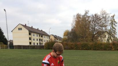 Bild: hä
Lukas mit den kleinen Fußballern.