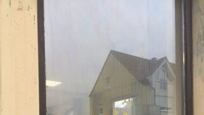 Bild: exb
Blinde Scheiben, undichte Rahmen: Es zieht rein durch die Fenster des Waldershofer Kindergartens.
