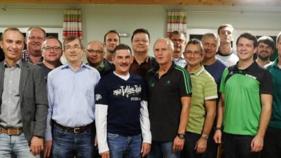 Bild: ohr
Ein starkes Team trägt beim TSV Stulln 1954 Verantwortung. Bürgermeister Hans Prechtl und weiterer Stellvertreter Franz Jauernig (Zweiter und Fünfter von links) gratulierten der neuen Vorstandschaft zur Wahl. An der Spitze stehen weiterhin Andreas Hanff (hinten Mitte), Kurt Nachtmann (Vierter von links) und Peter Hesl (Achter von rechts). Im Bild die weiteren Mitglieder und der Vereinsausschuss.
