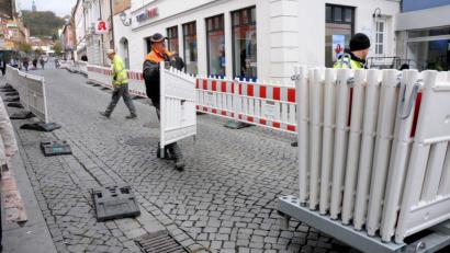 Bild: Stephan Huber
Abtransport der Baken im unteren Teil der Bahnhofstraße. Damit kehrt in diesem Bereich wieder die Fußgängerzone zurück.