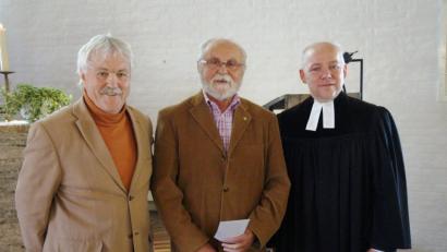 Bild: weu
Seit 45 Jahren bereichert Karl Völkel (Mitte) die Gottesdienste der evangelischen Kirchengemeinde Oberviechtach/Schönsee mit seinem Orgelspiel. Pfarrer Norbert Schlinke und Vertrauensmann Udo Weiß gratulierten zu seinem Jubiläum.