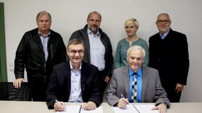 Bild: exb
Amplus-Kommunalbetreuer Robert Scholz und Bürgermeister Günter Kopp (vorne von links) unterschreiben den Kooperationsvertrag. Bei der Unterzeichnung sind zweiter Bürgermeister Albert Sollfrank, Ludwig Himmelstoß (Amplus), Geschäftsleiterin Kathrin König und Michael Langer von der Breitbandberatung Bayern (hinten von links) mit anwesend.