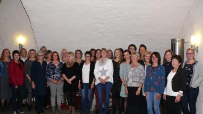 Bild: kgg
Mit der Übergabe der Zertifikate ging am Wochenende für 24 frischgebackene Kräuterführer die Ausbildung zu Ende. Im Bild die Absolventen und Referenten zusammen mit Umweltstationsleiterin Johanna Härtl und Else Köstler vom Amt für Ernährung, Landwirtschaft und Forsten Tirschenreuth (von rechts).