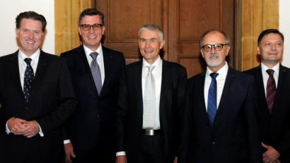 Bild: Stephan Huber
Sie feiern in Amberg gemeinsam 175 Jahre Industrie- und Handelskammer Regensburg für Oberpfalz und Kelheim: Hauptgeschäftsführer Jürgen Helmes, Präsident Michael Matt, Gremiumsvorsitzender Rolf Pfeiffer, Geschäftsstellenleiter Johann Schmalzl und sein Nachfolger Bernhard Reif (von links).