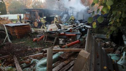 Bild: Thomas Dobler
Auf dem Areal befinden sich einige Hütten und Schuppen der Marke Eigenbau, ein Lagerplatz für Bauzubehör, ein Hühnerstall und ähnliches mehr.