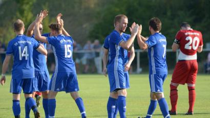 Bild: ref
Im Hinspiel Ende Juli bejubelten die Raigeringer einen 5:2-Sieg im Stadtduell gegen den SV Inter Bergsteig. Der leitete die Niederlage damals mit einem Eigentor ein, kurz vor Schluss musste dann Kapitän Albert Sejdiu (rechts) mit der Gelb-Roten Karte vom Platz.