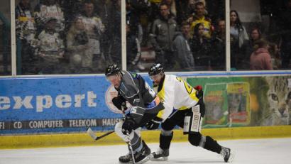 Bild: brü
Die Zahlen sprechen für den ERSC Amberg (im Bild links Felix Köbele) im Heimspiel am Sonntagabend gegen den TSV Trostberg. Doch Trainer Dirk Salinger warnt: „Du darfst in dieser Gruppe keinen einzigen Gegner unterschätzen, und Trostberg hat seine Qualitäten.“