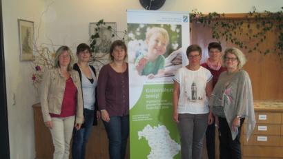 Bild: exb
Die Referentinnen im Netzwerk Junge Eltern/Familie, von links Andrea Kick (Bewegungsexpertin), Christine Kraus (Ernährungsfachfrau), Petra Prölß (Netzwerkkoordinatorin ), Barbara Michalski (Diätassistentin), Kristina Heinzel- Neumann (Diplomökotrophologin), Eva Gibhardt (Diplomökotrophologin).