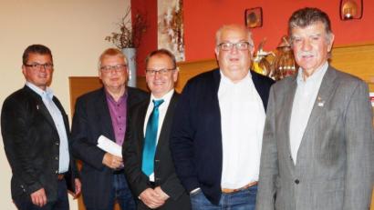 Bild: weu
Stellvertretender Landrat Jakob Scharf (rechts) und Bürgermeister Martin Birner (links) hoben bei der Jahreshauptversammlung die Bedeutung der Akademie Ostbayern-Böhmen hervor. Die Aufgaben erläuterten die Vorstandsmitglieder (von links) Josef Schönhammer, Hans Fischer und Hans Herl.