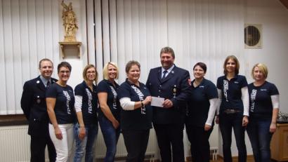 Bild: gi
Die Feuerwehrfrauen überreichten mit Claudia Landgraf (Fünfte von links) eine Spende aus den Erlösen der Kinderbasare Frühjahr und Herbst an den Vorsitzenden Josef Hierold Junior in Anwesenheit von Kommandanten Markus Landgraf.