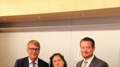 Bild: exb
Die SPD-Abgeordneten Uli Grötsch (rechts) und Marianne Schieder (Mitte) sprachen mit dem Bahnvorstand Ronald Pofalla.