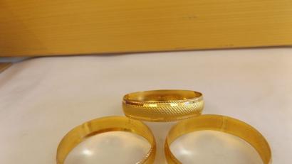 Bild: Bundeszollverwaltung
Die drei Armreifen aus Gold haben einen Gesamtwert von etwa 2400 Euro.