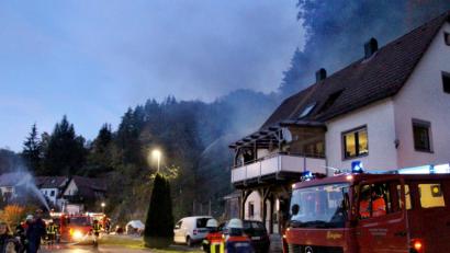 Bild: ds
Rauchschwaden hinter dem Anwesen Baierlein in Lehenhammer alarmieren die vier Wehren der Gemeinde Etzelwang.