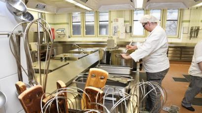 Bild:  Bild: Hartl
Ein hartes Brot: Öffentlich-rechtlich geführte Krankenhäuser und Kliniken müssen eigene Küchen komplett selbst finanzieren und dürfen nicht als Anbieter für Dritte auftreten, um Kosten zu senken. Sie können sich ja jederzeit auf dem freien Markt bedienen, empfiehlt die Staatsregierung. 	Bild: Hartl