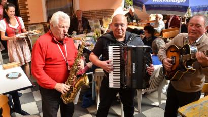 Bild: fjo
Bei Anton Moll senior (links) laufen die Fäden der "Quetschnziacha" zusammen, der in Hans Faltenbacher und Helmut Moll eifrige Mitstreiter findet.