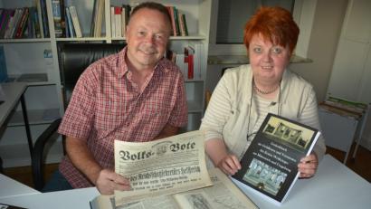 Bild: jr
Markus Scharnagl und Monika Beer-Helm wollen mit ihrem Buch die Erinnerung an die im Ersten Weltkrieg gefallenen und vermissten Soldaten aus Mitterteich, den Ortsteilen und Pechbrunn wach halten.