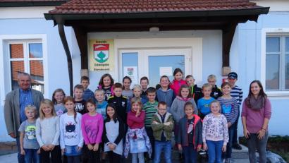 Bild: exb
Die Rottendorfer Grundschüler freuten sich mit Klassenlehrerin Martina Götzfried, dass sich Bürgermeister Josef Deichl viel Zeit für sie nahm und viele Fragen beantwortete.