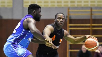 Bild: G. Büttner
Nach dem Arbeitssieg gegen Neumarkt nimmt DJK-Coach Stefan Merkl seine Spieler in die Plicht. Gegen den Meisterschaftsfavoriten Bayreuth am Samstag ist eine Topleistung von Emanuel Tarwoe (rechts) und Co. nötig.