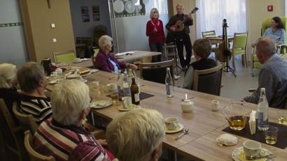 Bild: exb
Musik und Geschichten amüsieren die älteren Menschen im BRK-Seniorenheim in Hirschau.