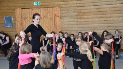 Bild: fjo
Regina Kriechenbauer tanzt mit den Allerjüngsten beim Herbstfest der Tanzgruppen von "WildChixx" einen Bändertanz.
