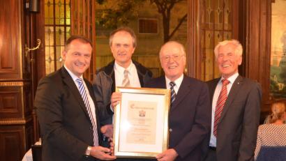 Bild: exb
Herzog Nicolaus von Leuchtenberg (Zweiter von rechts) ist neues Ehrenmitglied des Freundeskreises.