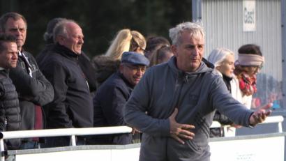 Bild: ref
Gestenreich dirigiert Sorghofs Trainer Harald Luft seine Spieler auf dem Feld. Bislang ohne Erfolg, das Schlusslicht ist immer noch sieglos.