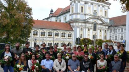 Bild: kgg
Treue Mitarbeiter zeichnete die Bäckerei Rosner bei einer gemeinsamen Feier mit allen Beschäftigten im Hotel-Gasthof "Forsthaus" der Familie Pirkl. Anlass war die Übernahme des elterlichen Betriebs durch Karin Neumann (sitzend, Vierte von links) vor nunmehr 15 Jahren.