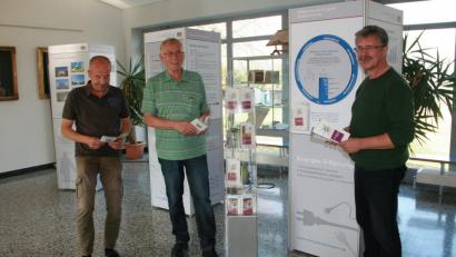 Bild: wro
Die Leihausstellung „Energiewende“ eröffnet Bürgermeister Wolfgang Braun im Beisein der Verwaltungsmitarbeiter Ernst Tippmann und Bernd Spörrer (von rechts).