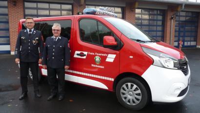 Bild: flm
Kommandant Tobias Tippmann (links) und Feuerwehr-Vorsitzender Dr. Wolfgang Fortelny (rechts) vor dem neuen Mannschaftstransportwagen.