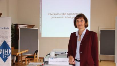 Bild: Thomas Dobler
Dr. Sylvia Schroll-Machl sprach auf Einladung der IHK über interkulturelle Kompetenz. Als ausgewiesene Expertin erläuterte
sie auf unterhaltsame Art die Kulturwelt der Zuwanderer.
